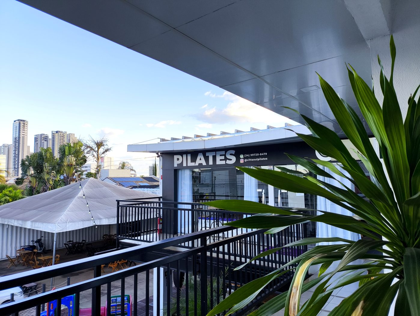 Vista geral do estúdio Vitta Sul Pilates com equipamentos de pilates clínico