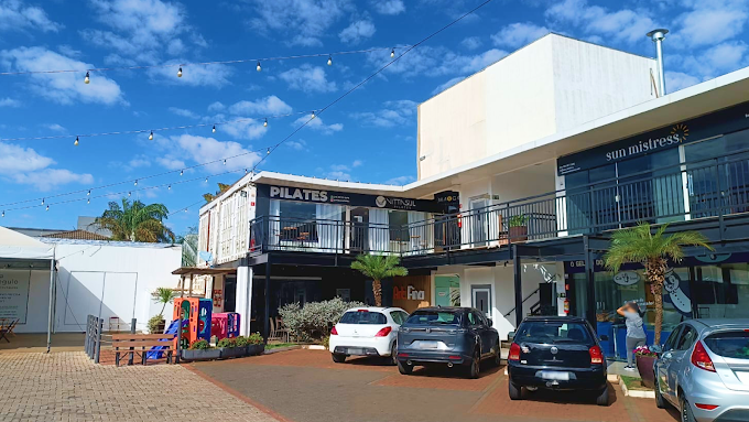 Vista geral do estúdio Vitta Sul Pilates com equipamentos de pilates clínico